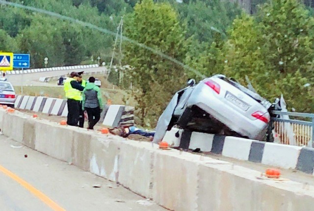 Водитель и пассажир «Тойоты» погибли, врезавшись в ограждение на трассе Красноярск - Енисейск