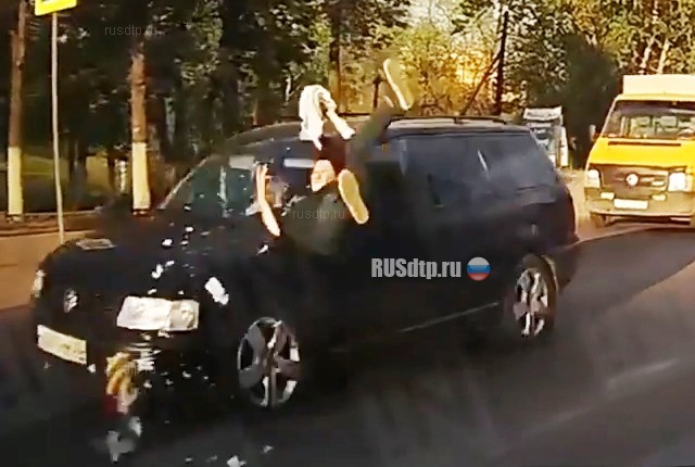 В Кохме автомобиль сбил девушку на пешеходном переходе. ВИДЕО