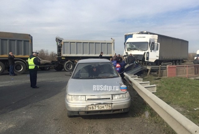 Два большегруза и две легковушки столкнулись на трассе Челябинск – Новосибирск