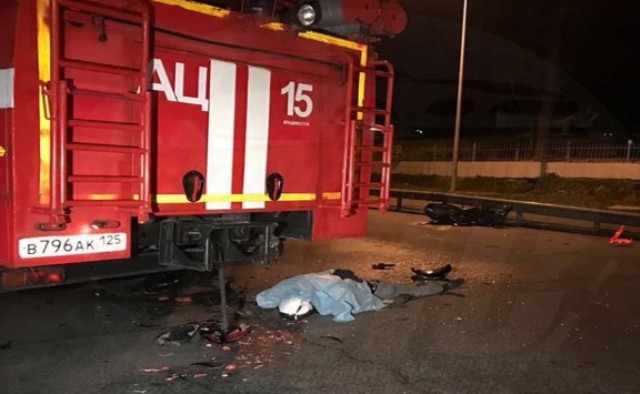 Во Владивостоке байкер врезался в пожарную машину на скорости 200 км/ч