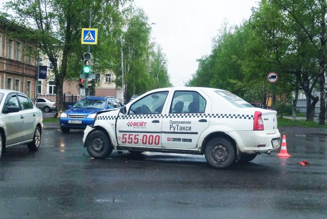 Три автомобиля столкнулись на перекрестке в Вологде. ВИДЕО