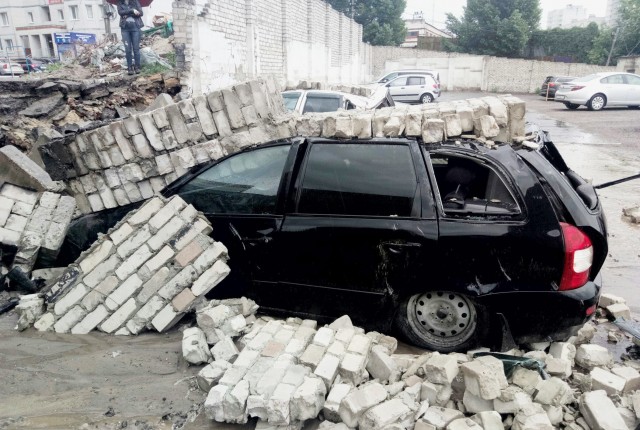 В Воронеже стена упала на автомобильную парковку. ВИДЕО