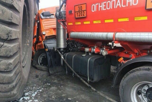 В Кузбассе автоледи на БелАЗе раздавила КамАЗ