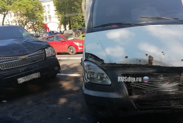 Момент массового ДТП на проспекте Гагарина в Нижнем Новгороде попал на видео