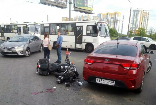 ДТП с мотоциклистом на проспекте Славы в Санкт-Петербурге попало на видео