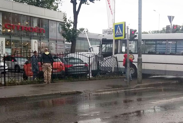 В Калининграде автобус въехал на парковку дилерского центра «Ситроен». ВИДЕО