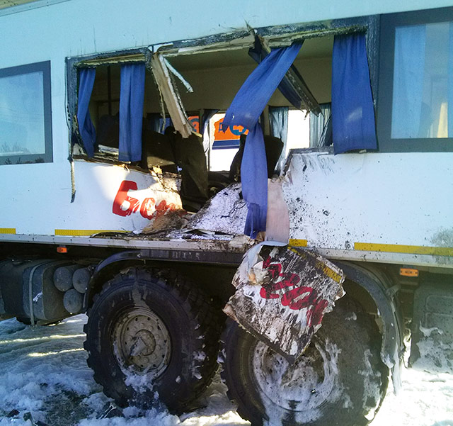 На Ямале пьяный водитель на ВАЗ-2112 влетел в окно вахтового грузовика