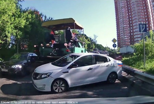 В Химках «взбесившийся» асфальтоукладчик подмял под себя несколько автомобилей