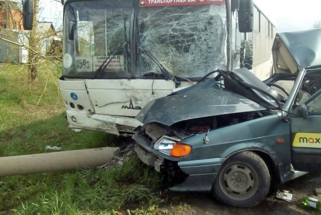 В Кемерове в ДТП с автобусом и такси один человек погиб и двое пострадали