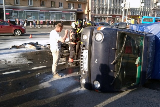 Мотоциклист погиб в ДТП на улице Красная Пресня в Москве. ВИДЕО