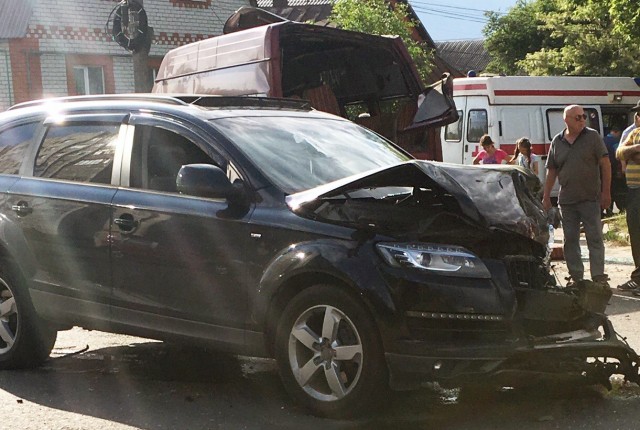 Шестеро пострадали в ДТП с участием маршрутки и «Audi Q7» в Курске