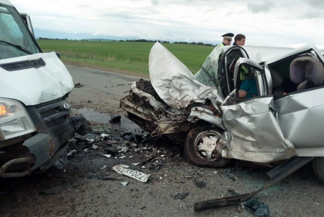 В Кировской области водитель ВАЗа погиб в ДТП с микроавтобусом