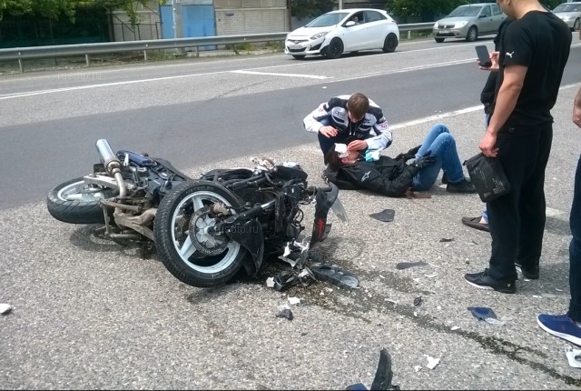 В Пятигорске мотоциклист столкнулся с «Ладой Грантой». ВИДЕО