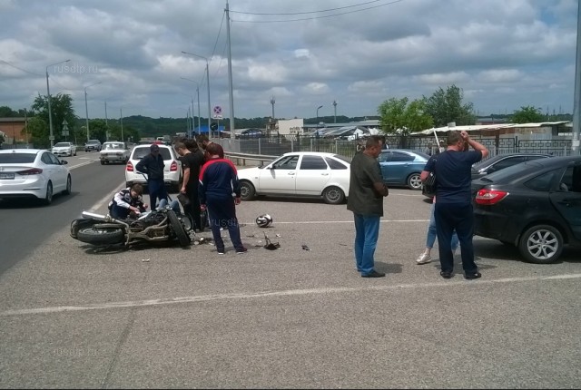 В Пятигорске мотоциклист столкнулся с «Ладой Грантой». ВИДЕО