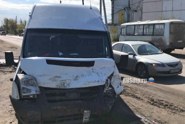 В Омске в ДТП с участием автобуса и маршрутки пострадали 5 человек