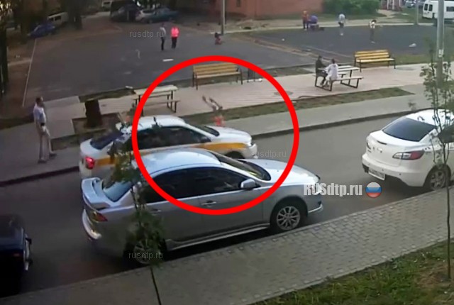 В Ивантеевке ребенок попал под колеса такси
