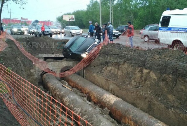 В Барнауле пьяный водитель на «Мерседесе» упал в траншею