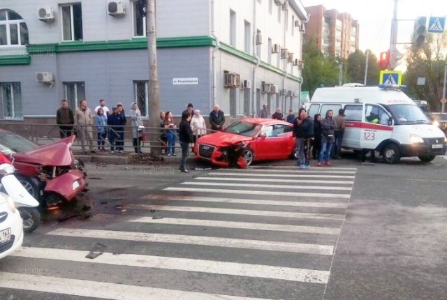 В Самаре в результате ДТП автомобиль вылетел на тротуар и въехал в толпу пешеходов. ВИДЕО