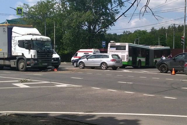 Грузовик протаранил автобус с детьми на Щелковском шоссе в Подмосковье