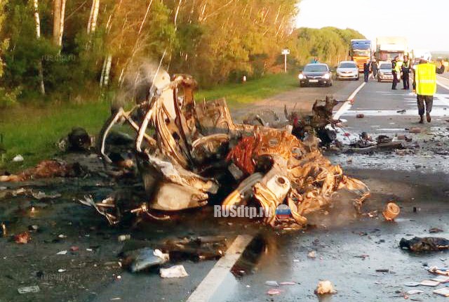 Трое на BMW X5 сгорели в результате ДТП с фурой в Нижегородской области
