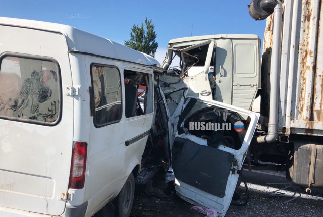 В Кабардино-Балкарии произошло смертельное ДТП с участием микроавтобуса и грузовика