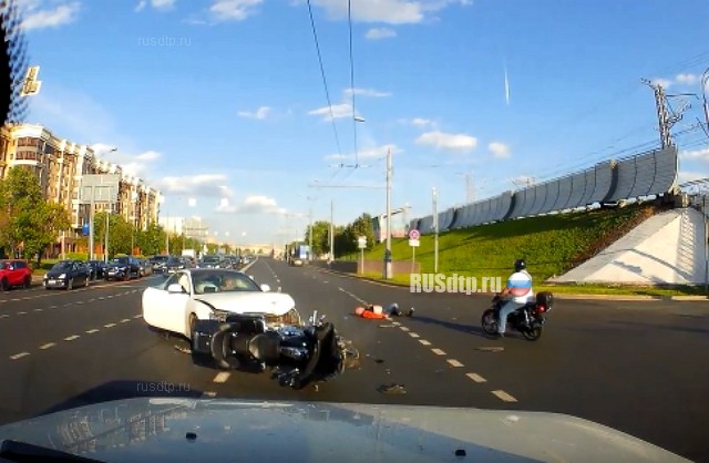 В Москве в ДТП тяжело пострадал байкер