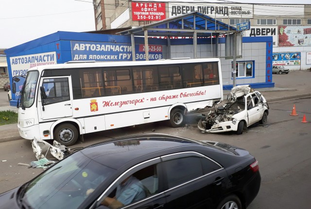 В Красноярске водитель «Мазды» погиб, врезавшись в автобус