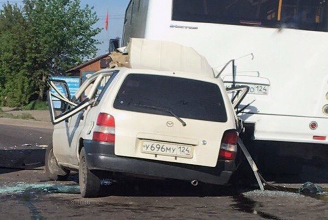 В Красноярске водитель «Мазды» погиб, врезавшись в автобус
