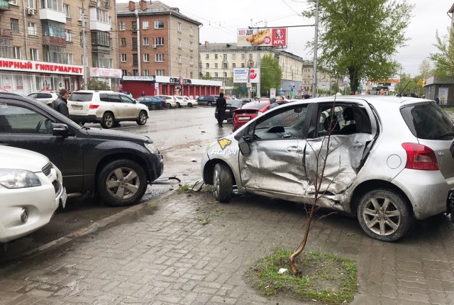 В Новосибирске 18-летний парень на тонированном «Мерседесе» разбил 8 машин