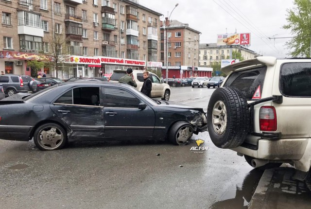 В Новосибирске 18-летний парень на тонированном «Мерседесе» разбил 8 машин