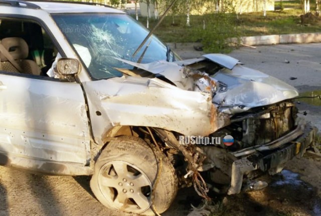 В Ленске пьяная женщина на «Subaru» врезалась в столб. ВИДЕО