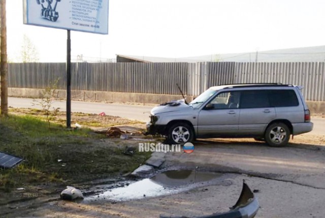 В Ленске пьяная женщина на «Subaru» врезалась в столб. ВИДЕО
