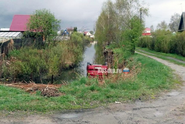 В Тюменской области автомобиль опрокинулся в канаву с водой. Погиб пассажир