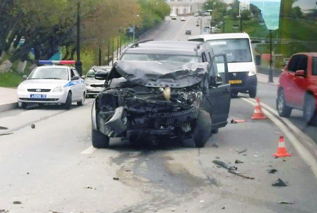 «Соболь» и «Land Rover» столкнулись возле «Моста влюбленных» в Тюмени. ВИДЕО