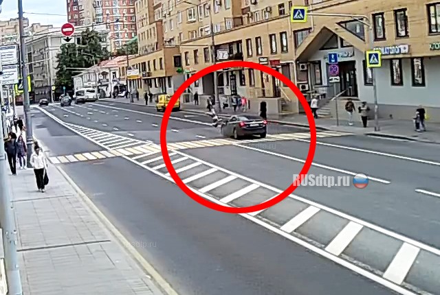 Автомобиль сбил пешехода на улице Таганской в Москве. ВИДЕО