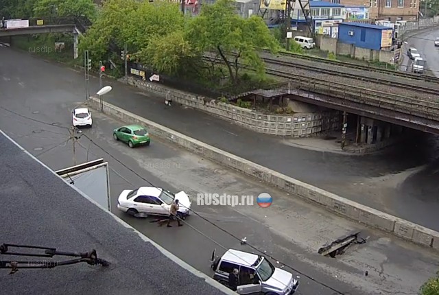 Во Владивостоке произошло ДТП из-за ямы на дороге