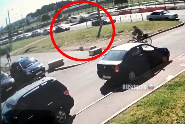 Два автомобиля лоб в лоб столкнулись на Мебельной улице в Петербурге. ВИДЕО