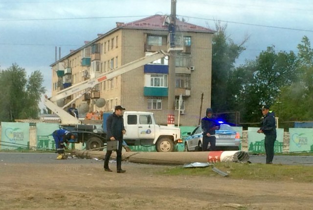 «Ладу Приору» разорвало о столб в результате ДТП в Уральске