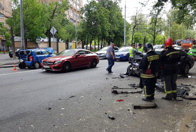 7 человек пострадали в ДТП на Подольском шоссе в Москве