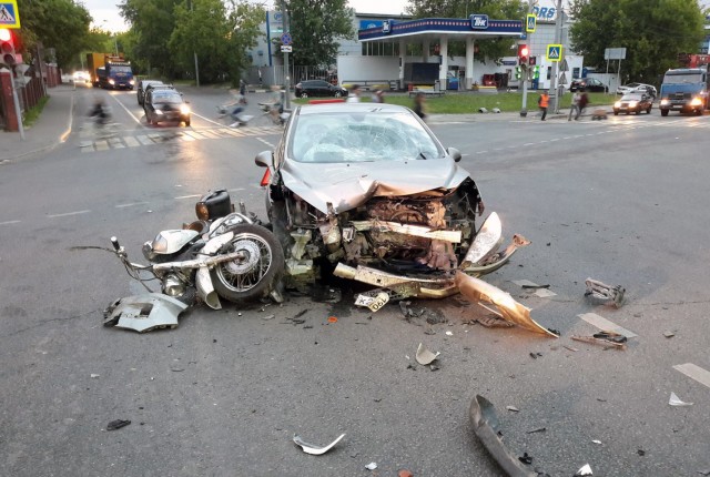 Мотоцикл и легковой автомобиль столкнулись на Вильгельма Пика в Москве