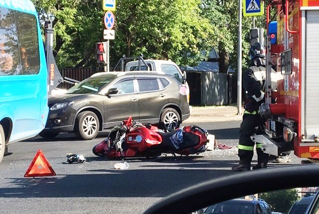 Столкновение автобуса и мотоцикла в Москве запечатлел видеорегистратор