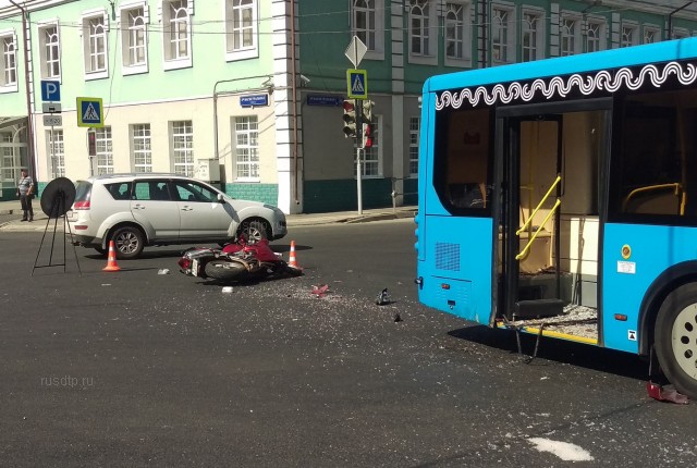 Столкновение автобуса и мотоцикла в Москве запечатлел видеорегистратор