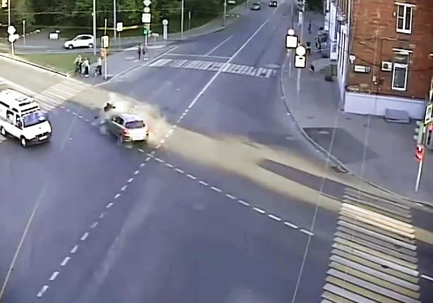 Столкновение мотоцикла и автомобиля на Вильгельма Пика запечатлела камера