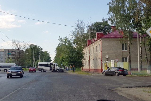 Столкновение маршрутки и «Фольксвагена» в Брянске запечатлел видеорегистратор