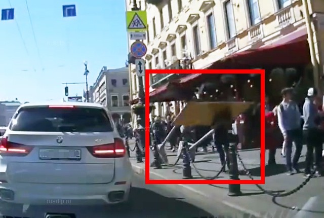 Знак упал на пешехода на Невском проспекте в Петербурге