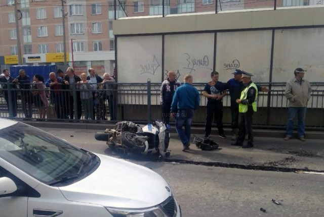 В Екатеринбурге во время погони разбился инспектор-мотоциклист