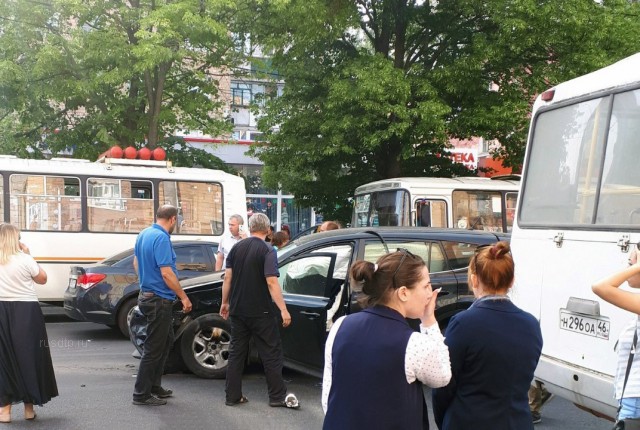 Четверо пострадали в результате массового ДТП в Курске. ВИДЕО