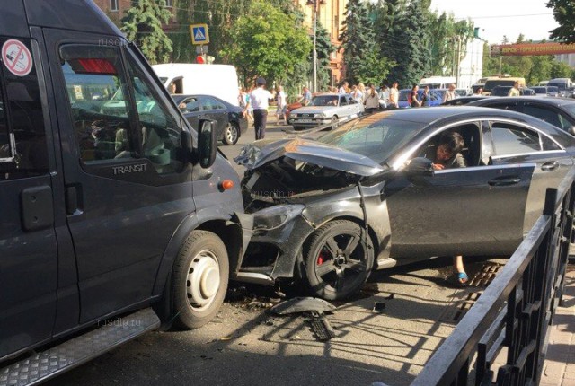 Четверо пострадали в результате массового ДТП в Курске. ВИДЕО