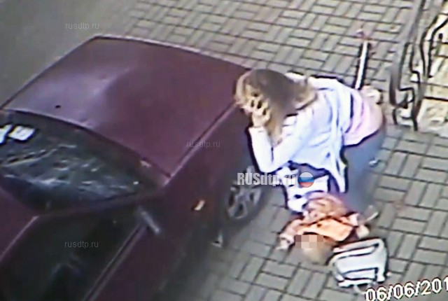 В Смоленске ВАЗ-2109 выехал на тротуар и сбил двух женщин с ребенком