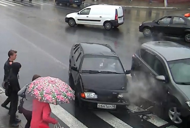 Пешеходы чудом не пострадали в результате ДТП в Калуге. ВИДЕО
